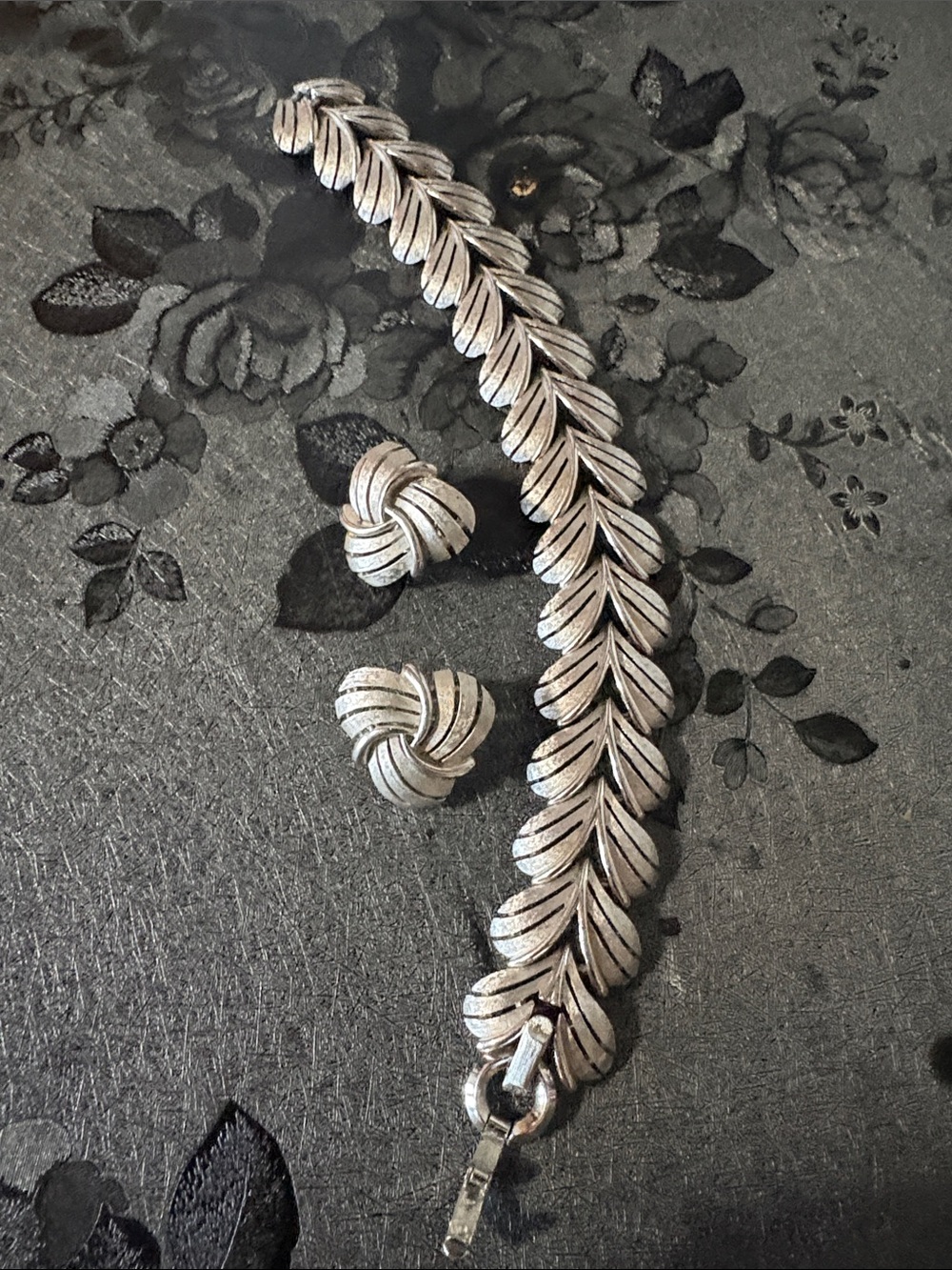 TRIFARI VINTAGE SILVER TEXTURED LEAF LINK 7.5" BRACELET AND CLIP-ON EARRING SET